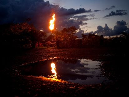 Una llamarada de gas ilumina el cielo nocturno en el norte de la Amazonía ecuatoriana.