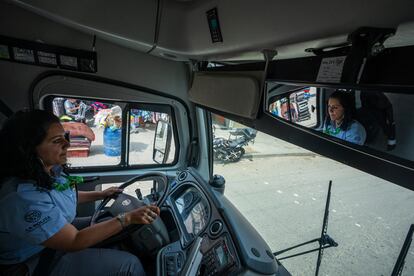 Alexandra maneja un bus en el sector El Perdomo, en Bogotá.