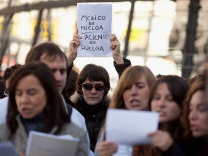 Una mujer luce un cartel contra la privatización de la sanidad el pasado 4 de diciembre en Sol.