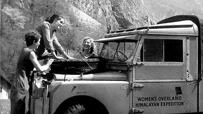Anne Davies, Eve Sims y Antonia Deacock, junto al todoterreno con el que en 1958 se lanzaron a una expedición de cinco meses por 10 países.