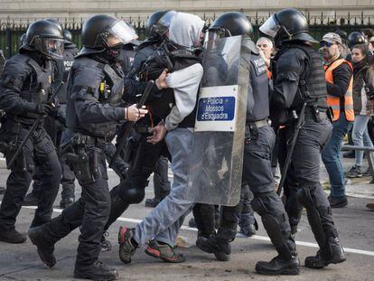 Actuacción de los 'mossos' en Barcelona la semana pasada.