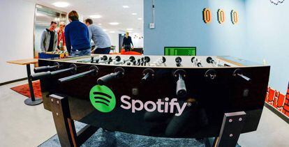 Un futbolín con el logo de Spotify en la sede de la compañía en Estocolmo. 