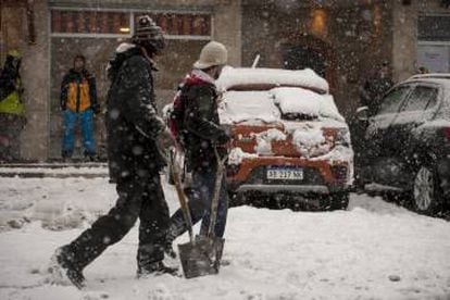 La nieve obliga a algunos barilochenses a llevar la pala al trabajo.
