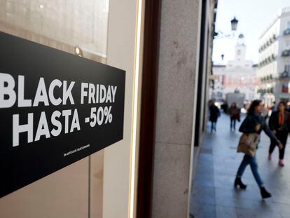 Descuentos por el 'Black Friday' anunciados en los escaparates del centro de Madrid, este miércoles.