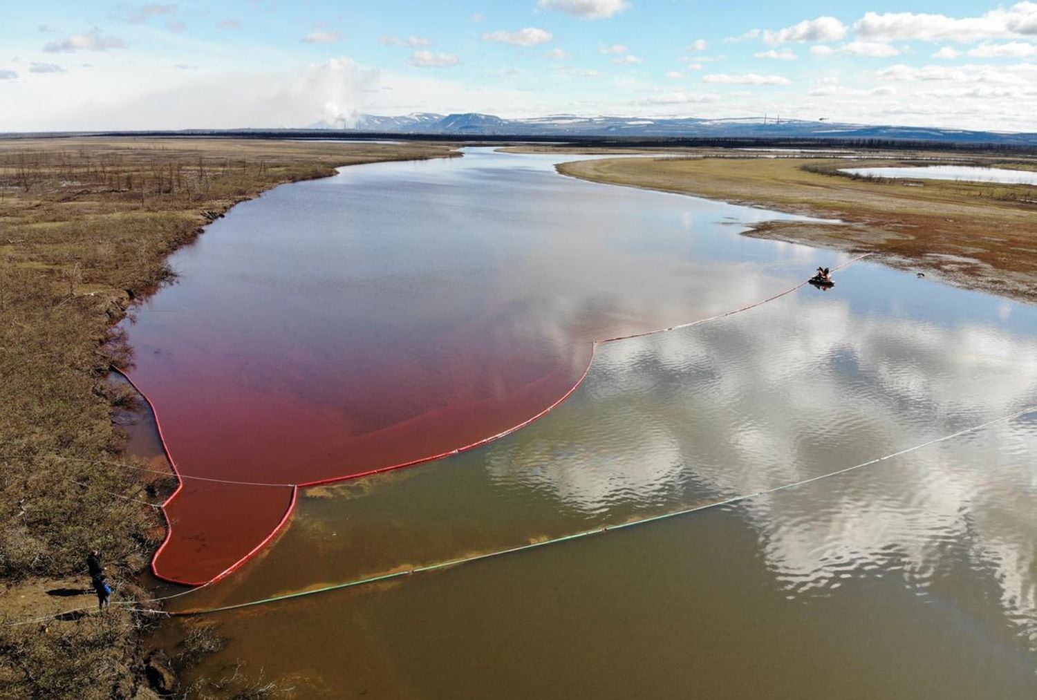 Vertido de diésel en el río Ambárnaya, en el ártico ruso, en una imagen del miércoles distribuida por las autoridades rusas.