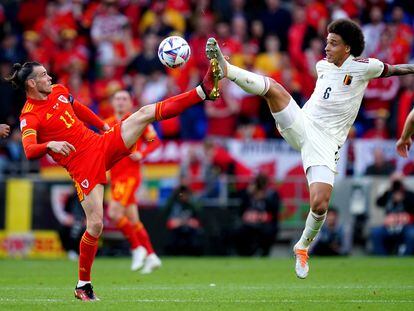 Axel Witsel (derecha) disputa el balón a Gareth Bale durante el Galés-Bélgica de la Liga de las Naciones disputado el pasado 11 de junio en Cardiff.