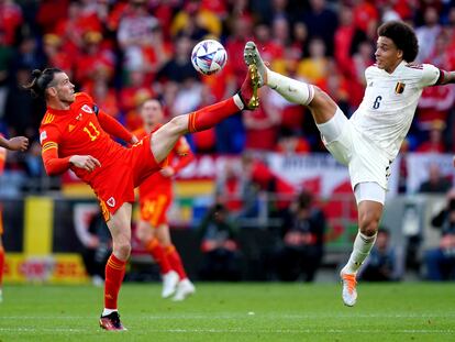 Axel Witsel (derecha) disputa el balón a Gareth Bale durante el Galés-Bélgica de la Liga de las Naciones disputado el pasado 11 de junio en Cardiff.