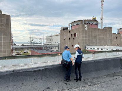 Una inspectora del OIEA cerca del reactor número tres de la central nuclear de Zaporiyia, en Ucrania, durante la visita de la misión de la agencia nuclear de la ONU, este jueves.