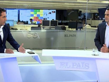 FOTO: El conductor del espacio, Carlos de Vega, y el redactor jefe de España, Rafa de Miguel. / VÍDEO: Análisis de la periodista Anabel Díez sobre cómo llega el PSOE a estas primarias.