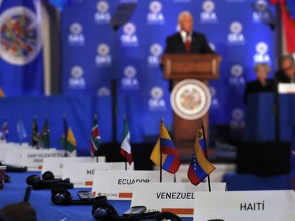 El vicepresidente de EE UU, Mike Pence, este lunes, frente a varias banderas de países de latinoamericanos.