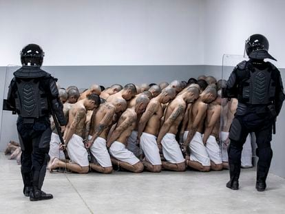 Traslado de detenidos al Centro de Confinamiento del Terrorismo (CECOT), en Tecoluca (El Salvador), el 15 de marzo de 2023.