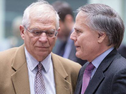Josep Borrell conversa con Enzo Moavero este lunes en el Consejo de Exteriores en Bruselas.