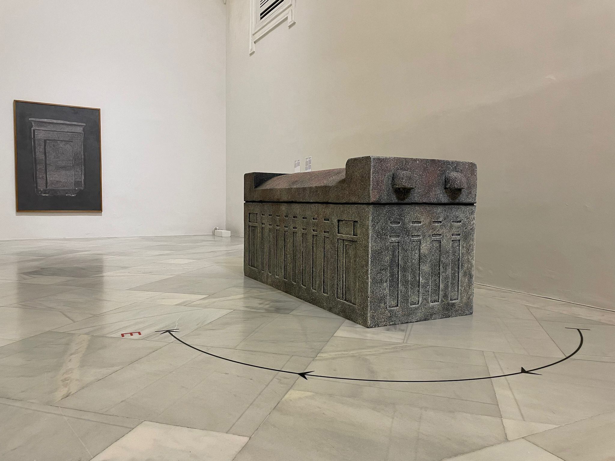 'Amanecer para el sarcófago de la 5ª dinastía del Museo Británico procedente de Guiza' (2022), obra de Gala Porras-Kim expuesta en la Capilla de Colón del Centro Andaluz de Arte Contemporáneo.