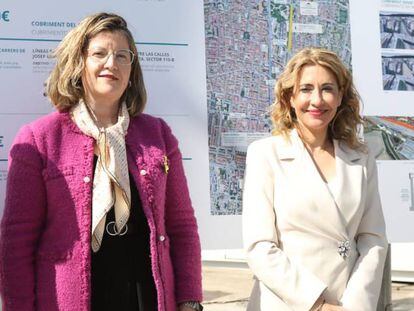 La presidenta de Adif, Marisa Domínguez, con la ministra de Transportes, Raquel Sánchez, durante la visita a una obra.