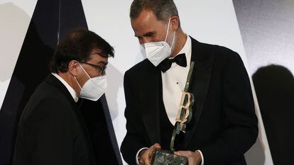 Felipe VI entrega el Premio Mariano de Cavia al escritor y columnista Javier Cercas, esta noche, en la sede de 'Abc'.
