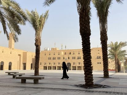 Una mujer, cubierta por la abaya y el niqab, camina por la plaza de Al-Safat, el 18 de agosto en Riad.