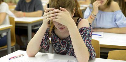 Una joven, concentrada, durante el examen de Selectividad en la Universidad de Valencia.