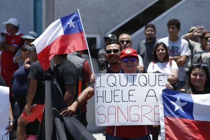 Un hombre sostiene un cartel con la frase "Iquique huele a sangre", durante una manifestación para reclamar más seguridad, a las afueras de la sede del Gobierno en la ciudad de la región de Tarapacá, el pasado 30 de enero.