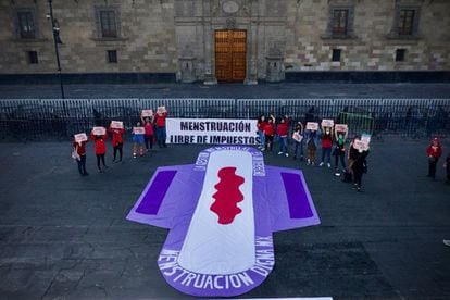 Mujeres integrantes de la agrupación "Menstruación digna" se manifestaron a las afueras de Palacio Nacional para exigir la eliminación del IVA a productos de uso menstrual, en mayo de 2021.