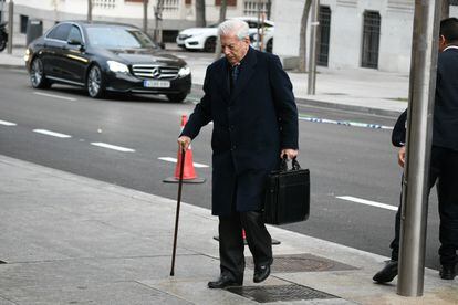 Mario Vargas Llosa, a su llegada al pleno de la Junta de la Real Academia Española, el pasado 19 de enero en Madrid.