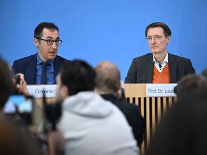 El ministro de Agricultura alemán, Cem Oezdemir, y el de Sanidad, Karl Lauterbach, durante la rueda de prensa para presentar el plan sobre el cannabis.