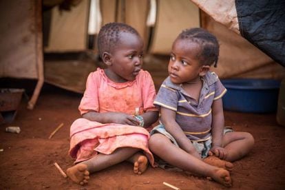 Dos hermanas de Burundi en la tienda de campa&ntilde;a del campo de refugiados de Tanzania en el que viven.
 
 