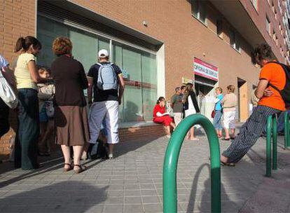 Varias personas hacen cola ante una oficina del Inem en Madrid.