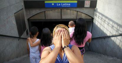 Carolina y sus hijos en la estación de metro La Latina.