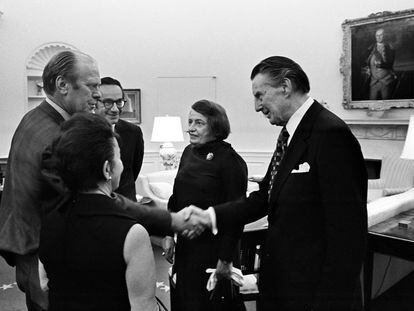El presidente Gerald R. Ford, la madre de Alan Greenspan, Rose Goldsmith (de espaldas), Alan Greenspan, la escritora Ayn Rand y el marido de Rand,  Francis O'Connor en el Despacho Oval, en Washington, el 4 de septiembre de 1974.