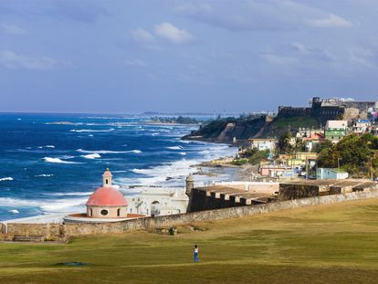 Castillo de San Cristóbal y barrio de La Perla, en San Juan de Puerto Rico.