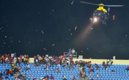 Un helicóptero sobrevuela los disturbios en el estadio.