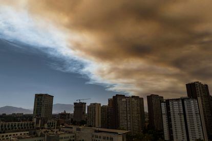 La nube de humo que cubre Santiago (Chile), el 16 de diciembre de 2022.