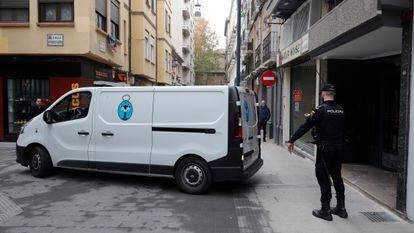 Un agente de la Policía Nacional en la calle San Miguel, este martes en Zaragoza.