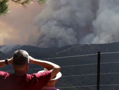 Un vecino observa la columna de humo del incendio de Pujerra, ayer por la tarde.