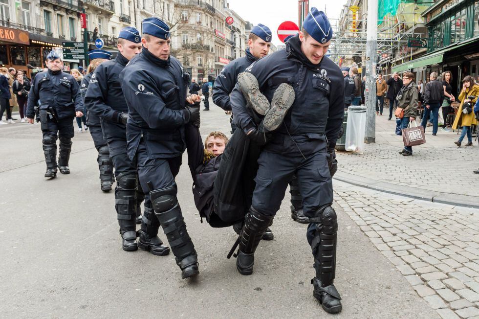 La policía detiene a un hombre el la plaza de la Bolsa de Bruselas este sabado.