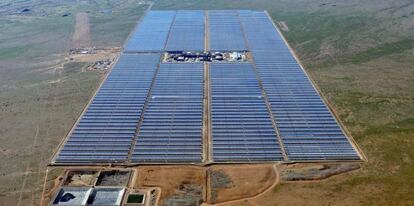 Fotografía facilitada por Abengoa de la planta Kaxu Solar One, en Pofadder (Sudáfrica).