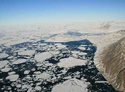 Imagen del fiordo Markharm, en el norte de Canadá, tras el desprendimiento de la placa del mismo nombre, a principios de agosto.
