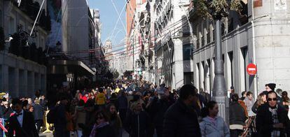 Afluencia de personas en la calle preciados de Madrid, en los días previos a las celebraciones de Navidad de 2019.