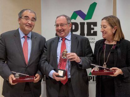 De izquierda a derecha: Ángel Ron, presidente del Popular, José Luis Bonet, presidente de Freixenet y Ana Pastor, ministra de Fomento, tras recibir los premios Tintero de la APIE