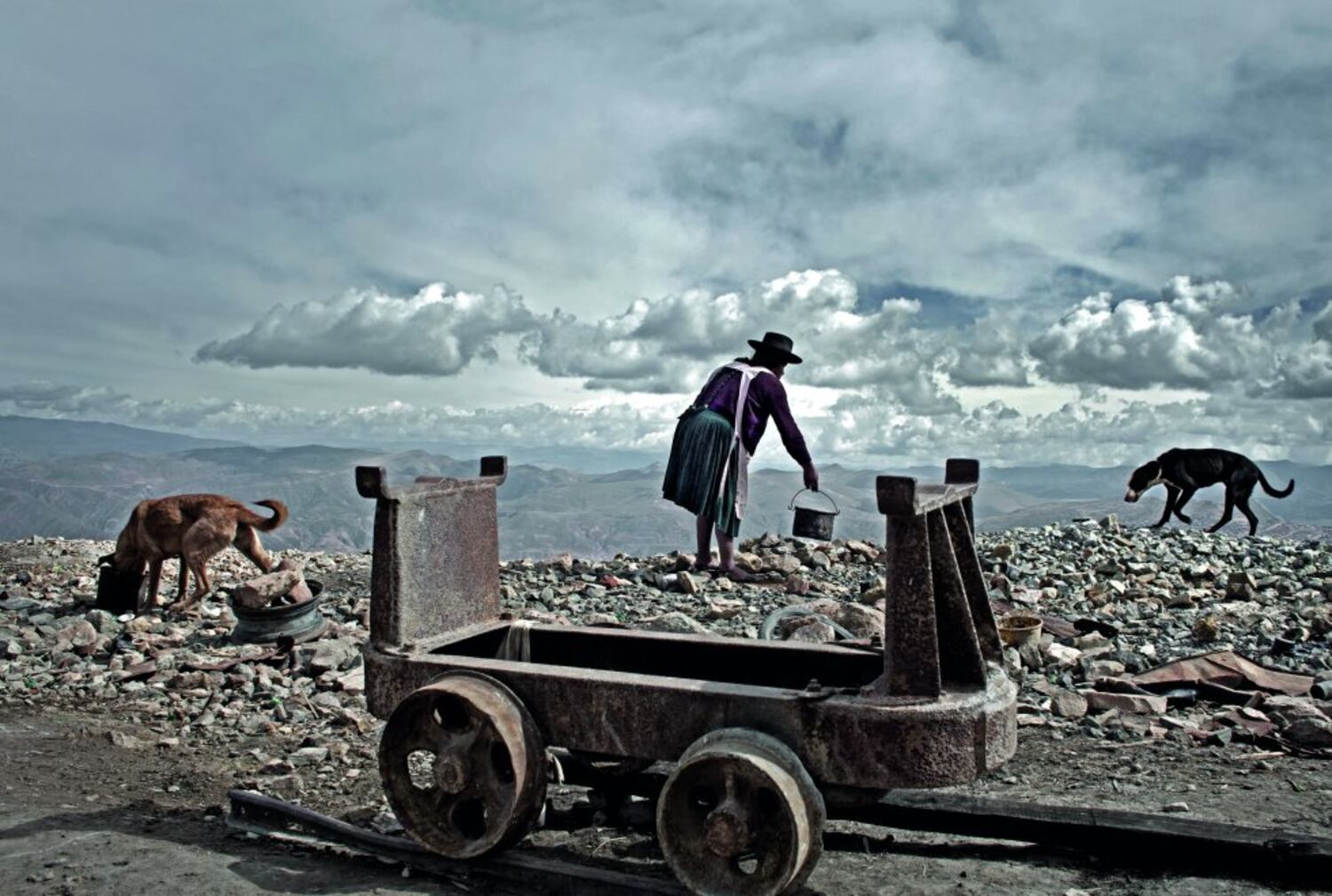 Ensayo fotográfico en las entrañas de la Pachamama - IKNODNERG3AMNYFZECK2GACQIQ - Ensayo fotográfico en las entrañas de la Pachamama - photo Doña María, de 34 años, es una de las serenas (guardianas) de la mina. Vive en el Cerro Rico, a más de 4.000 metros de altitud, sin agua ni electricidad, con su marido y sus cuatro hijos. Recibe un salario de apenas 100 euros al mes. Ensayo fotográfico en las entrañas de la Pachamama - IKNODNERG3AMNYFZECK2GACQIQ - Ensayo fotográfico en las entrañas de la Pachamama