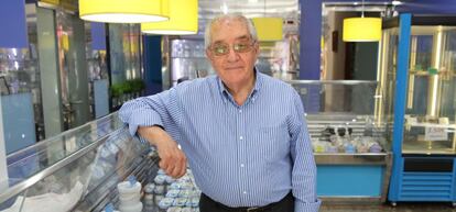 Juan francisco Pontes es el dueño de la fábrica de Los Combos. Y aunque tiene una media pensión, es el que mueve los hilos de su negocio. Un hombre de campo, sencillo, franco, abierto, muy alejado del estereotipo de empresario cosmopolita.