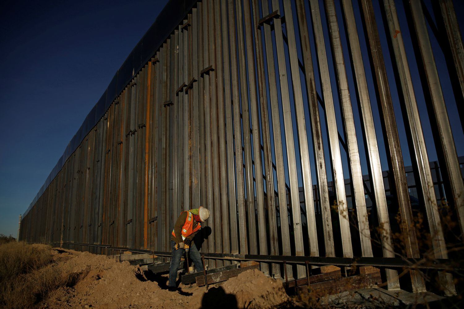 Un constructor trabaja en la nueva sección del muro fronterizo en Sunland Park, Nuevo México, el pasado 15 de enero.
