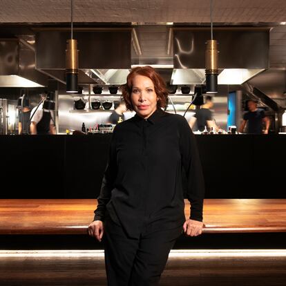 Leonor Espinosa (Leo Espinosa) posa en medio de la cocina de su restaurante.