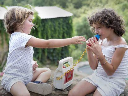 Paula Robles (izquierda) y Laia Artigas, en &#039;Verano 1993&#039;.