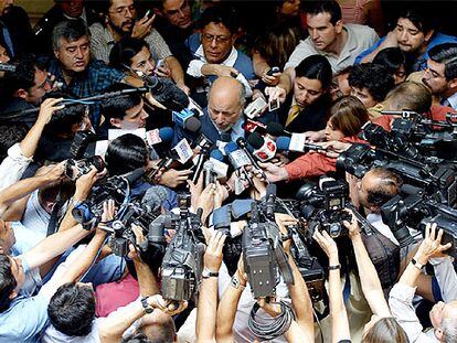 Guzmán, rodeado de cámaras y micrófonos.