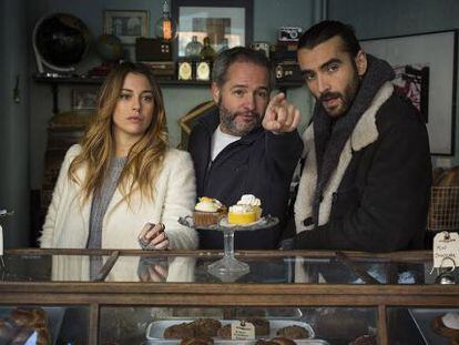 Los actores Blanca Suárez y Aitor Luna con el director Gustavo Ron.