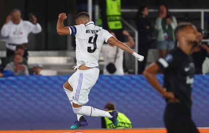 Benzema celebra tras marcar el segundo gol del Real Madrid. 