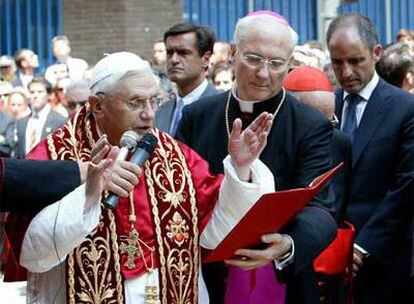 Benedicto XVI reza durante su visita a Valencia, en julio de 2006. A la derecha, Francisco Camps.
