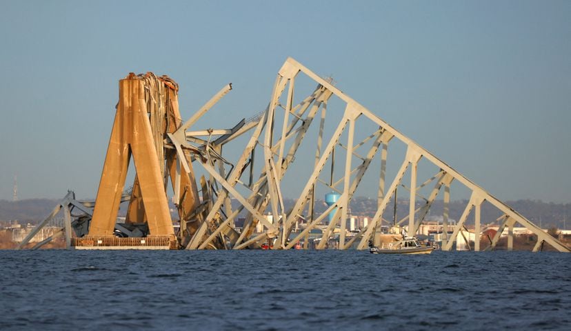 Vista de uno de los pilares del puente Francis Scott Key Bridge tras el choque del carguero, este martes en Baltimore. 