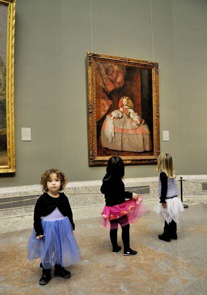 Niñas frente al cuadro de la infanta Margarita de Velázquez, en el Museo del Prado de Madrid. La protagonista de <i>Las meninas</i> y el infante Francisco de Paula (del cuadro <i>La familia de Carlos V</i>), son los expertos que explican hasta 20 obras de la pinacoteca en las audioguías infantiles que dispone el museo.